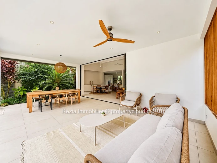 Une Villa Au Charme Naturel, Ouverte Sur Le Jardin