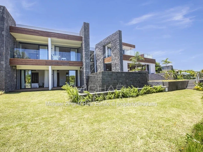 Villa de prestige avec piscine et ponton privatif privée et accès à la mer – Azuri