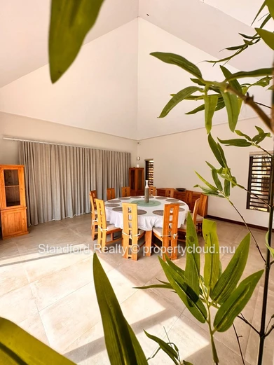 Villa de 5 Chambres à Vendre – Balaclava (Royal Park), Nord