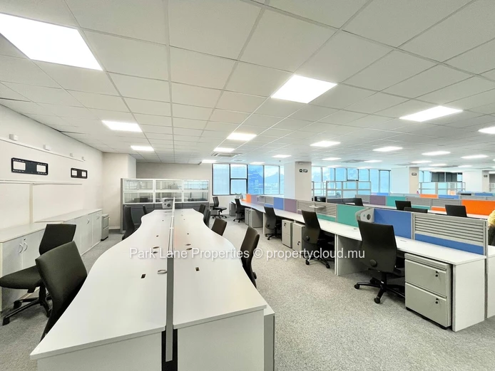 Bureau meublé de 998 m² prêt à être occupé à Ebene