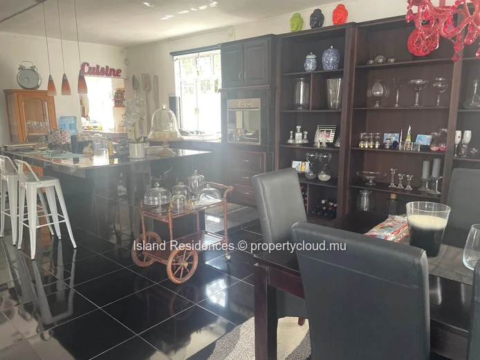 Très spacieuse villa tout confort avec 4 chambres, piscine et garage