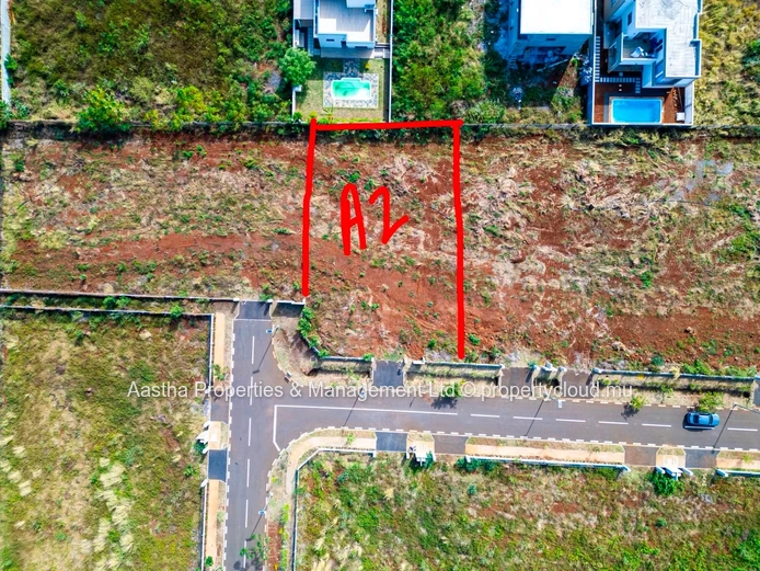 620m² Médine Land, Flic en Flac — Foreign Buyers OK, Ideal for Complex