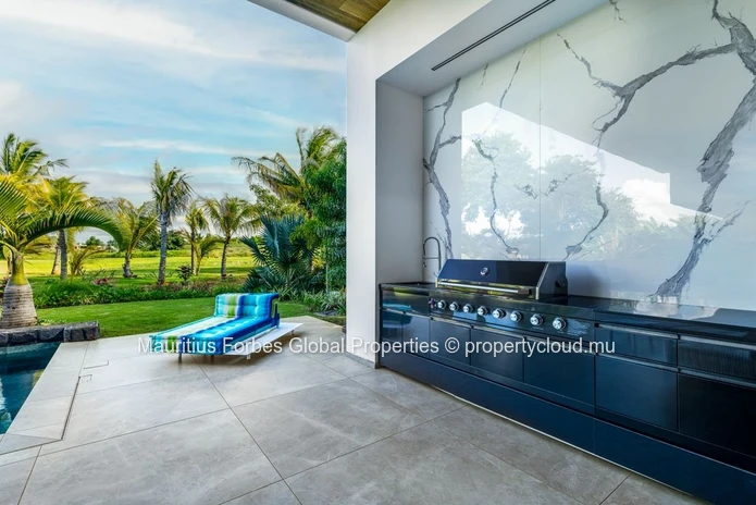 Villa ultra-moderne et autonome au cœur d'un domaine golfique avec piscine & jacuzzi