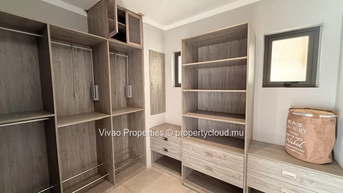 Appartement de luxe de 5 chambres en suite à louer à Balaclava - 150 000 Rs par mois