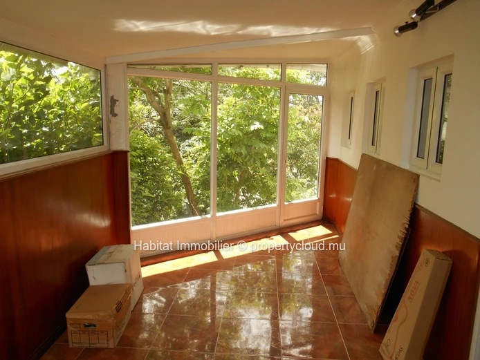 Commercial building of 300 m2 on a plot of land of 83 toises located in Vacoas