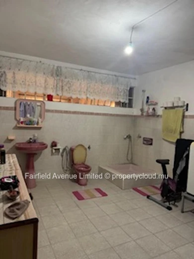 Local Commercial à vendre à Petit Verger, Moka. 300m², Vue montagne, Proche écoles, arrêt de bus, magasins. Rs 15M.