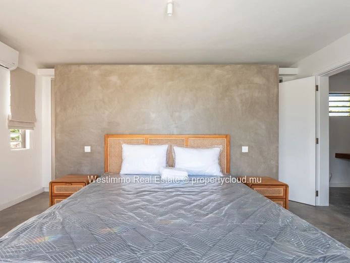 New villa with swimming pool in a secure residential area