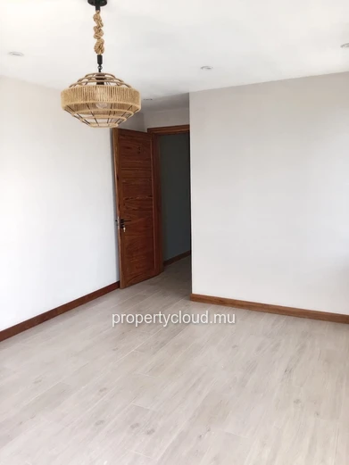 Villa contemporaine neuve à Pereybere – 6 chambres – Piscine centrale – Prestations premium