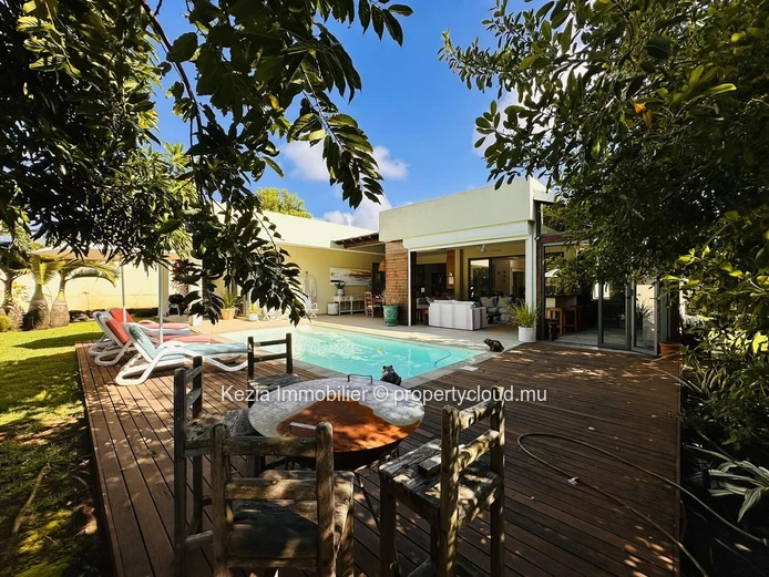 Contemporary Villa In A Secure Residence 