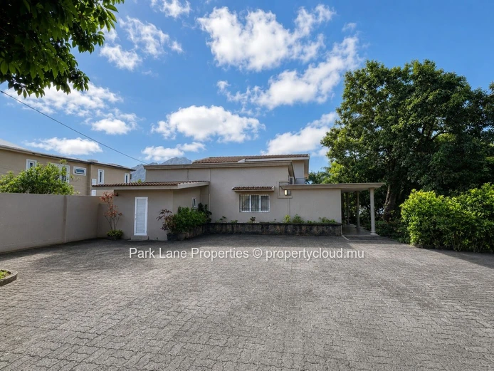 Maison familiale  de 400m2 à Moka  avec piscine, grand jardin et vue Montagne