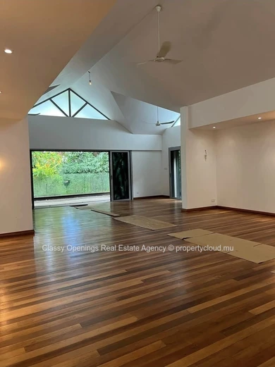 Villa 4 ch à Moka — vaste jardin, intérieur moderne