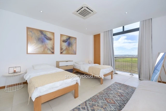 Apartment for sale accessible to foreigners (R+2) on Grand Baie La Croisette, 130 m2 duplex, sold furnished and equip...