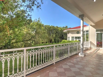6 Bedroom House