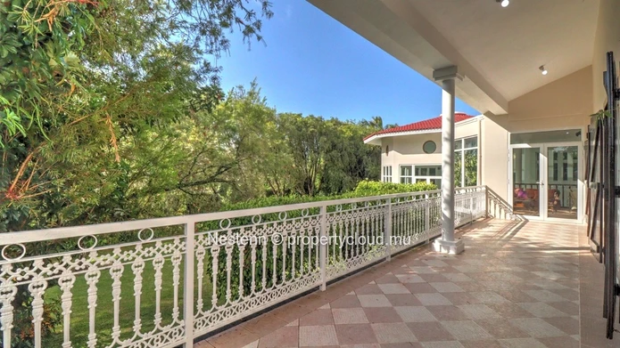 House of 6 bedrooms