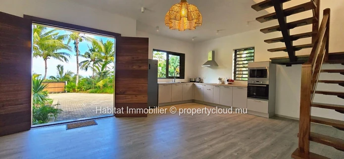 To rent: Furnished and equipped house of 237 m² on a plot of 1500 m² at Baie du Cap