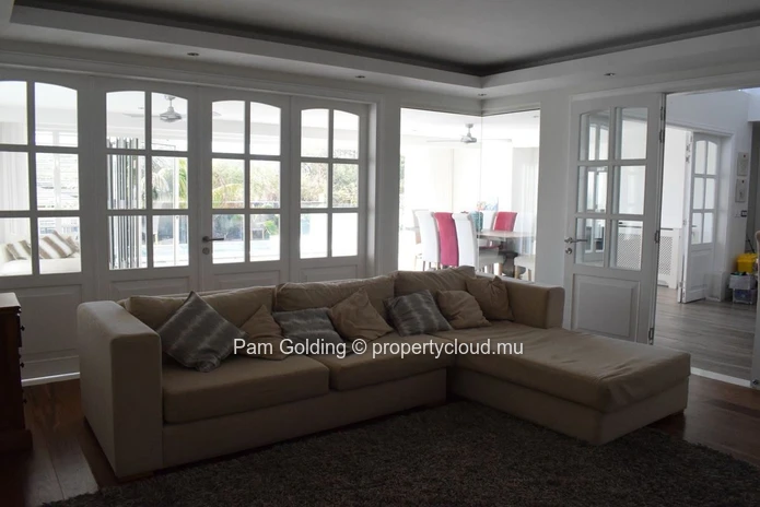 Villa moderne de 5 chambres à coucher dans un domaine convoité