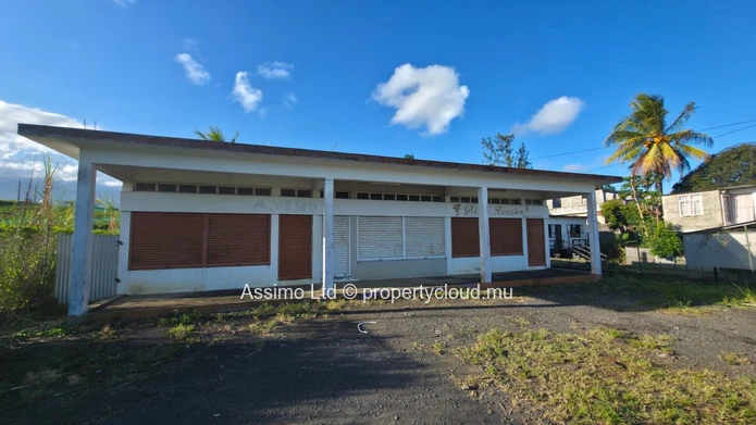 Commercial space for sale in L'Escalier, 165m² livable on a 2,122m² plot, with parking and yard. Concrete constructio...