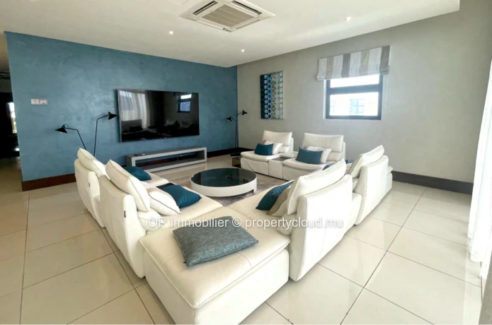 Appartement RES à vendre à Grand Baie, 215m², 3 chambres, piscine commune, meublé, climatisé, rénové, prix $580,000.