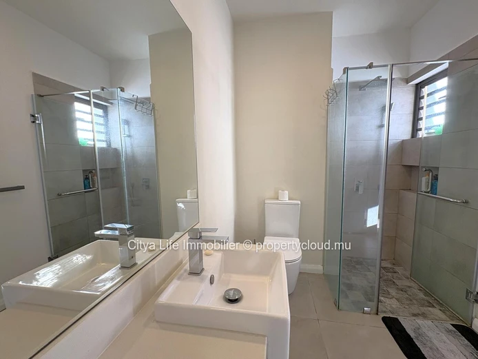 REZ+2 à vendre à Pereybere, 105m², 2 chambres, piscine commune, terrain en pleine propriété, parking, chauffe-eau sol...