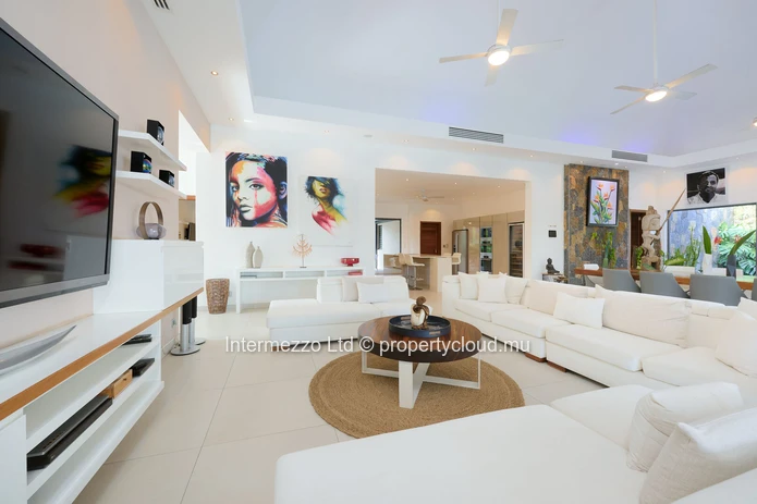 Luxury villa for sale in Cap Malheureux, Pereybère – 414 sqm living area, 1,065 sqm plot, 4 bedrooms, office, private...