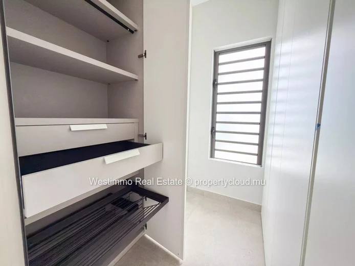 TAMARIN - Penthouse for sale with 3 bedrooms and a spacious area of 333 m²