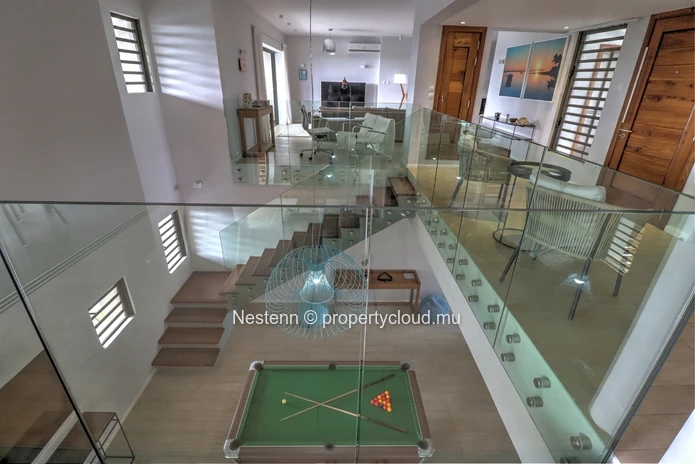 4-bed penthouse with sea view in a sought-after region. 