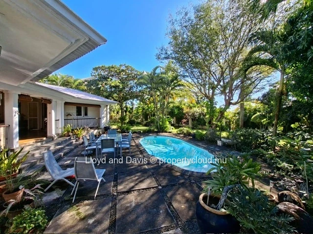 Elegant Villa with Swimming Pool and Landscaped Garden