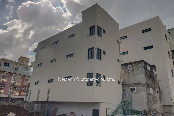 Investissez au cœur de Port-Louis: Bâtiment commercial moderne – Emplacement stratégique, prêts à exploiter