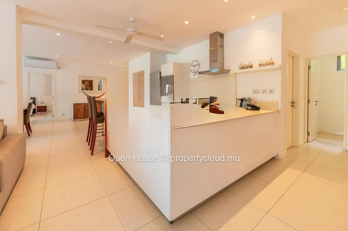 Appartement pieds dans l'eau à louer à Rivière Noire, Tamarin, 4 chambres, piscine privée, meublé.