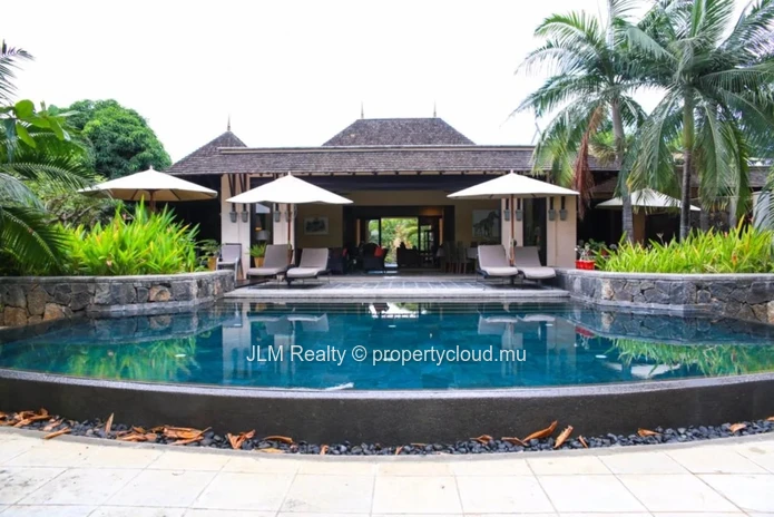 Elegant villa for sale in a golf estate in Tamarin, on the west coast of Mauritius