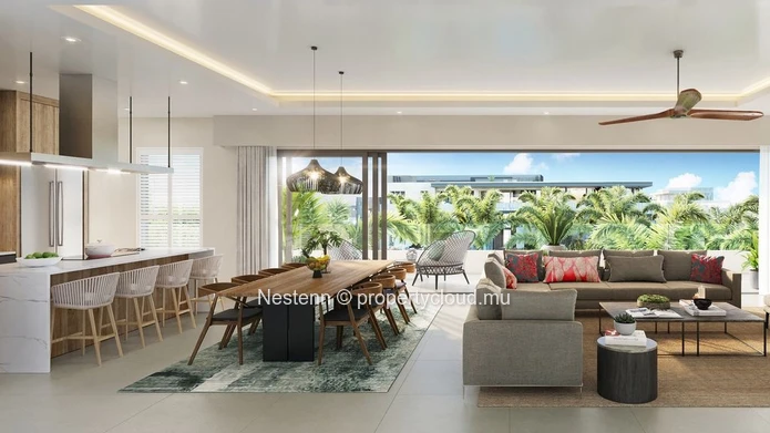 Four-bedroom penthouse in a prestigious estate with golf, a short walk from the beach and shops.