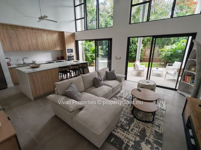 Accessible to foreigners, duplex apartment for sale in Pointe aux Canonniers, 142m², 3 bedrooms, communal pool, garde...