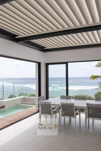 Penthouse pieds dans l'eau en vente.