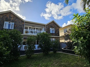 Tranquil Coastal Living: Charming home in peaceful area