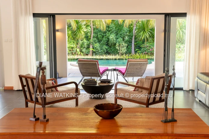 Élégante villa IRS de 4 chambres entourée de luxuriants jardins tropicaux à vendre à Rivière Noire
