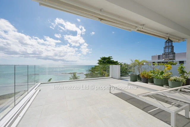 Beachfront Penthouse in Pereybère – 384 m², Plunge Pool