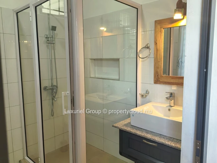 Villa Spacieuse avec Piscine Privée, Rooftop et Sécurité – Mont Choisy