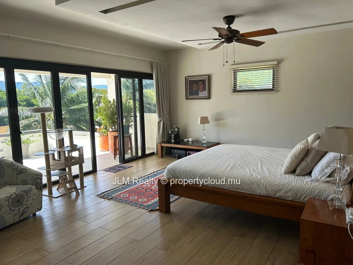 Penthouse duplex à vendre en bord de rivière et à quelques pas de la plage de Tamarin, Île Maurice