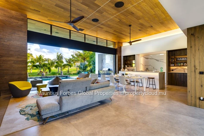 Villa ultra-moderne et autonome au cœur d'un domaine golfique avec piscine & jacuzzi
