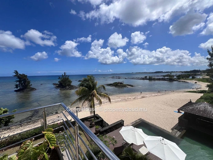 Penthouse pieds dans l'eau, vue panoramique sur la mer et la plage de trou aux biches, 3 chambres en suite. Piscine.