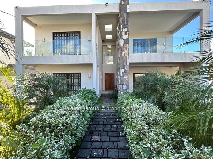 Prestige Villa Rental in Bain Boeuf – Comfort, Space & Security
