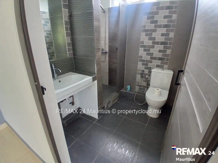 Spacious 5-Bedroom Family Home with Stunning Mountain Views