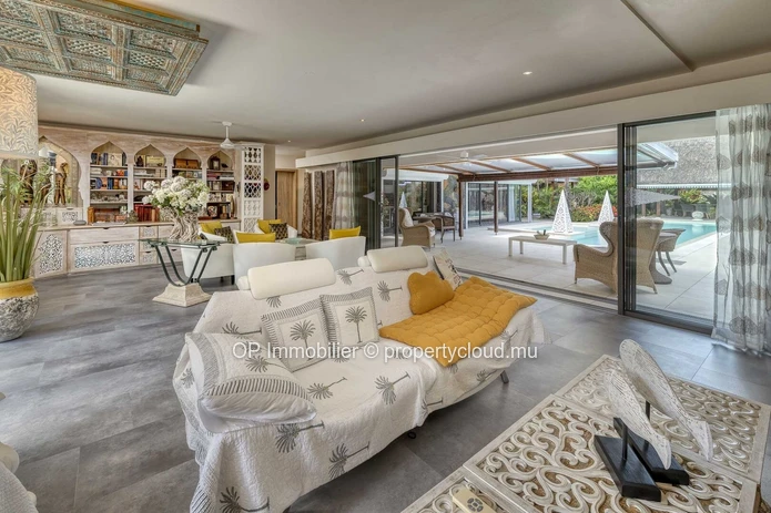 Villa RES à vendre à Grand Baie, 380m² habitables, terrain de 1.045m², 4 chambres, piscine privée. Meublée, climatisé...