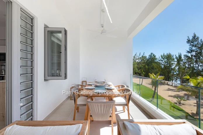 Appartement de 3 chambres au premier étage avec vue sur l’océan à vendre à Grand Gaube, Île Maurice