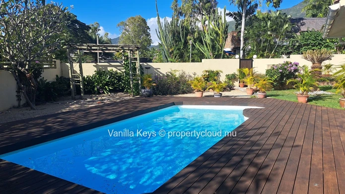 Exceptional 4-bedroom villa with pool, on long term rental in Petite Rivière Noire