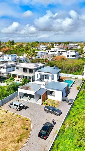 Vaste villa de 4 chambres sur 1477 M2 de jardin et piscine a calodyne