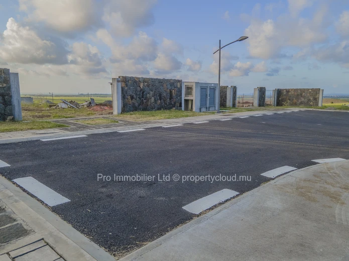 For sale: Prime land of 1451m2 in the prestigious and secure Mont Piton II Residential Estate.
