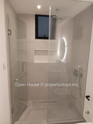 Appartement R+2 à vendre à Grand Baie, 150m², 3 chambres, vue montagne, meublé, climatisé, parking gardé, accessible ...