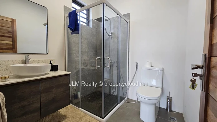 Contemporary apartment with access to a shared pool for sale in Cascavelle, Mauritius, close to all amenities