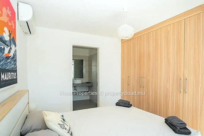 Building for sale in Trou aux Biches, 780m² living space, 671m² of land, shared pool, close to the beach and shops, 8...